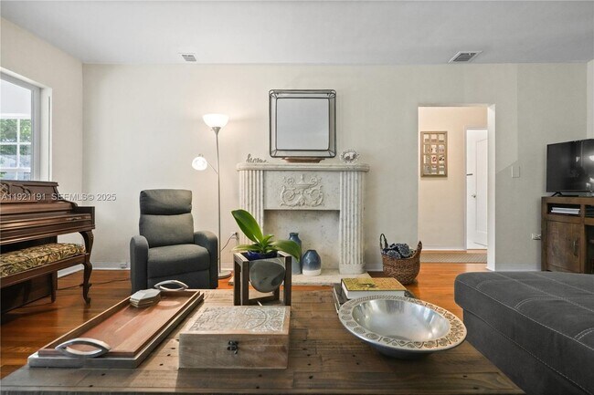 Foto del edificio - 924 El Rado St