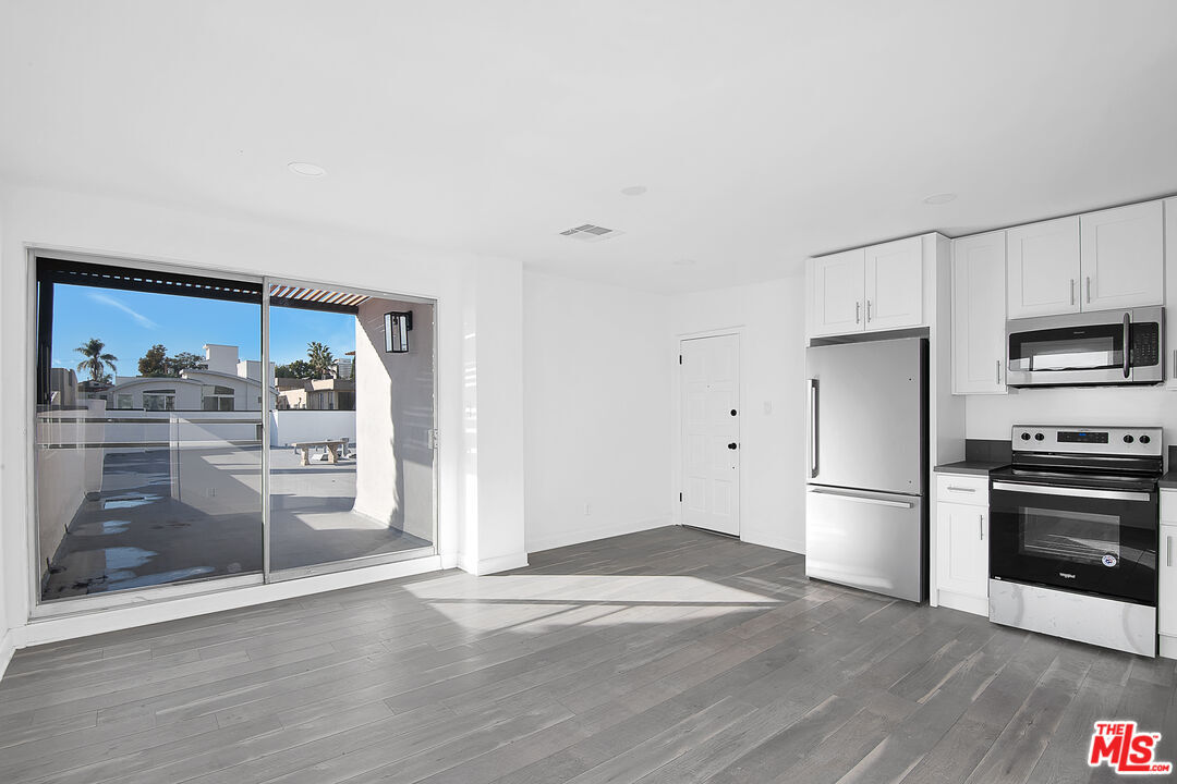 Foto principal - 1610 S Beverly Glen Blvd
