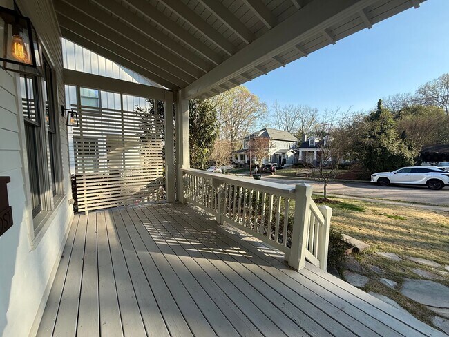 Foto del edificio - Custom Built 4BD, 3.5BA Five Points Home with a Bonus Room & Fenced Yard