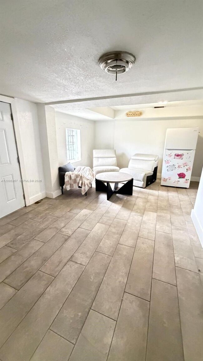 Foto del edificio - 301 NW 37th St