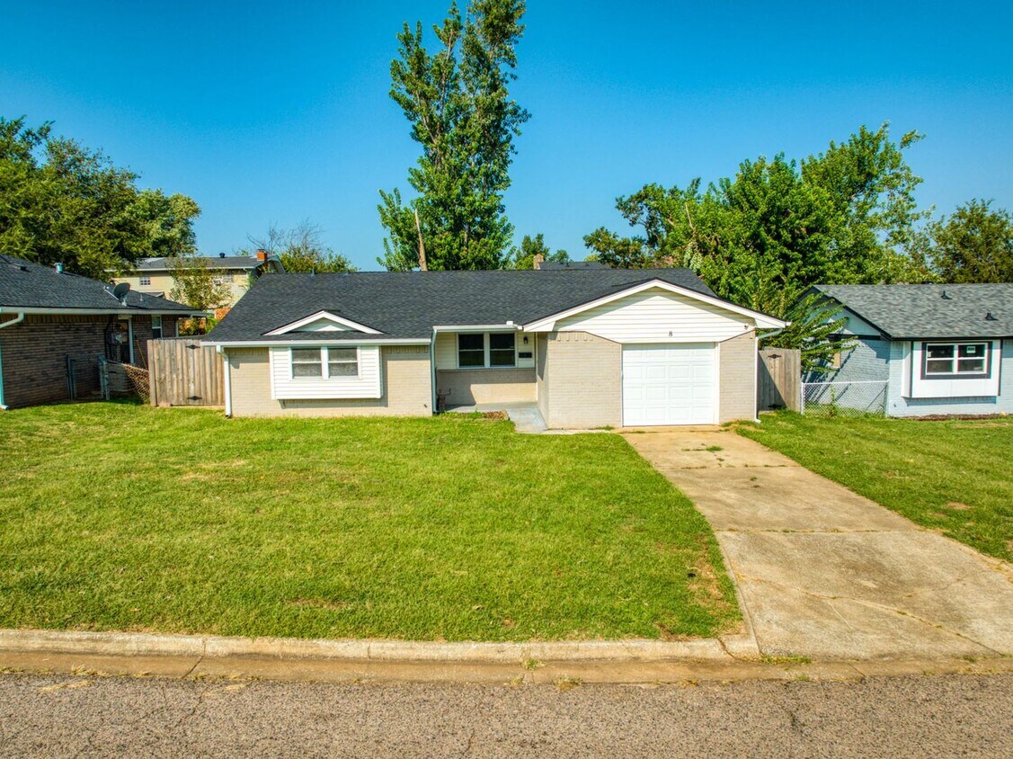Foto principal - 3 Bedroom 2 Bath home in Shawnee!
