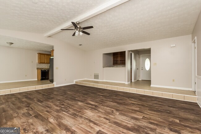 Building Photo - 8560 Glenwoods Dr