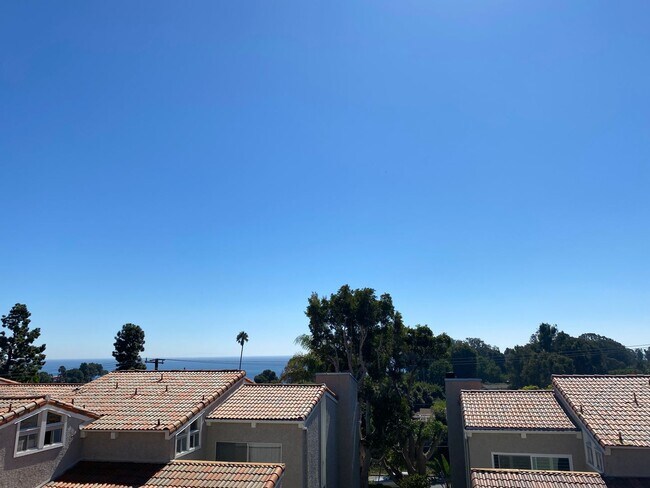 Foto del edificio - Stunning light and bright 3b/3b Malibu townhome with Pacific Ocean Views
