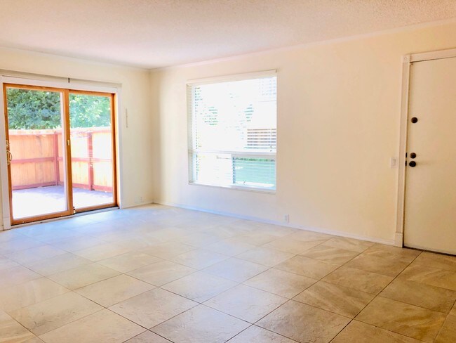 Building Photo - 10780 Caminito Bravura