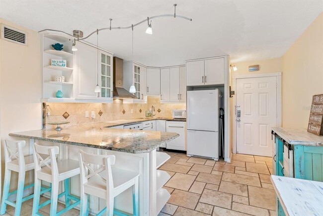 Building Photo - 2/1 Condo Indian Shores - Steps to Beach!