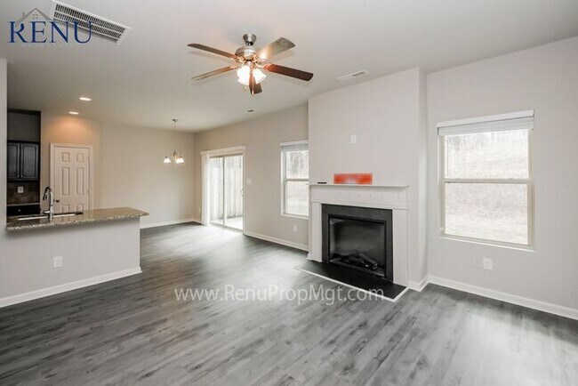 Building Photo - Now available 5 bedrooms 3 baths!
