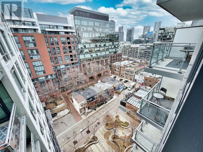 Building Photo - 525 Adelaide St W
