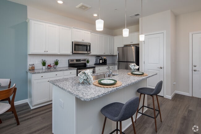 1BR, 1BA - Thompson - 785SF - Comedor - Crest at Arden Village Apartments