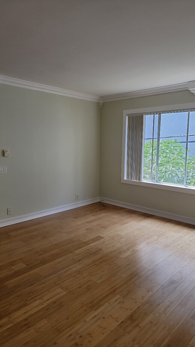 bedroom - 1241 N Flores St