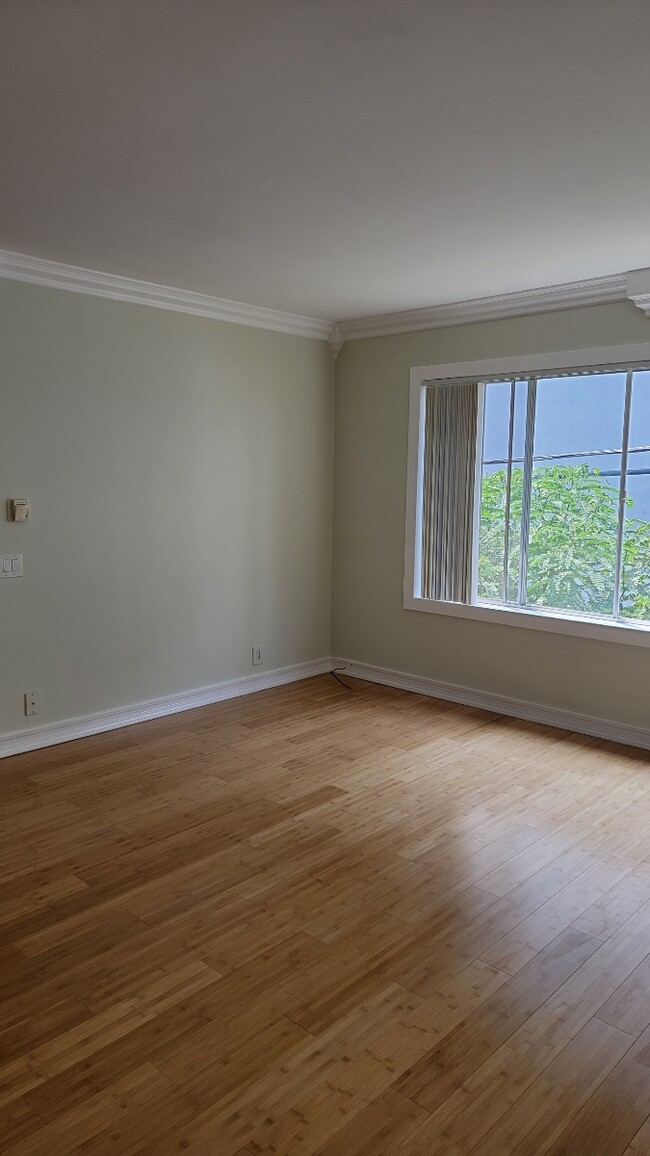 bedroom - 1241 N Flores St