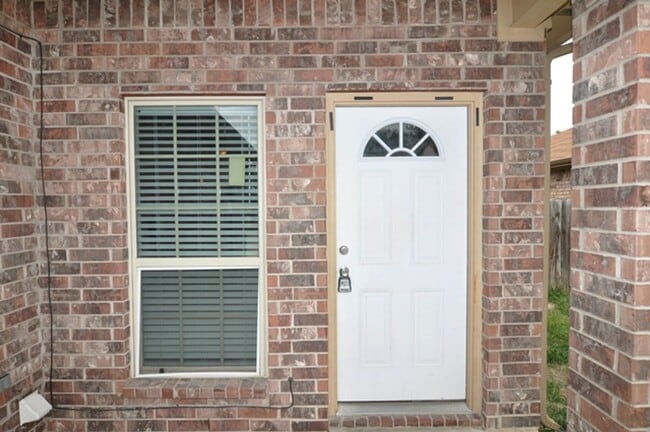 Foto del edificio - 7600-7602 Novella Drive