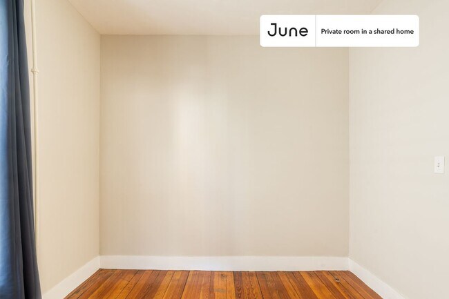 Foto del edificio - Private bedroom in 4 bed/1 bath Home