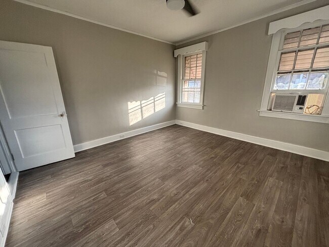 Foto del edificio - 1-BEDROOM UNIT AVAILABLE NOW!