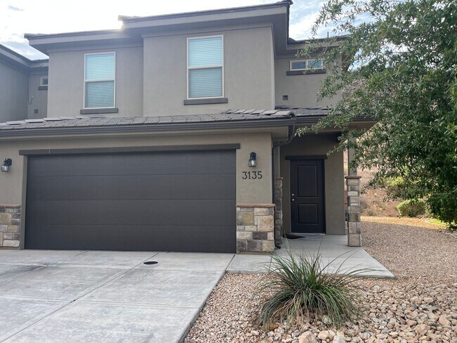 Foto del edificio - 3 bed | 2.5 bath | 2-car Townhome with Was...