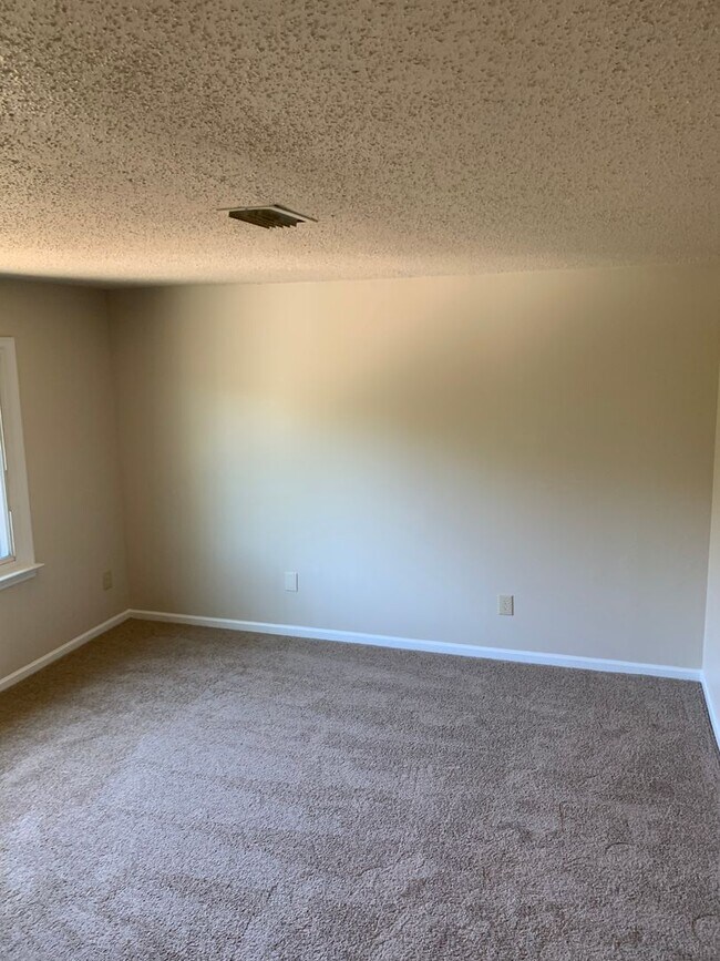 Building Photo - 4 BDRM 2.5 BATH WATERFRONT W/GARAGE