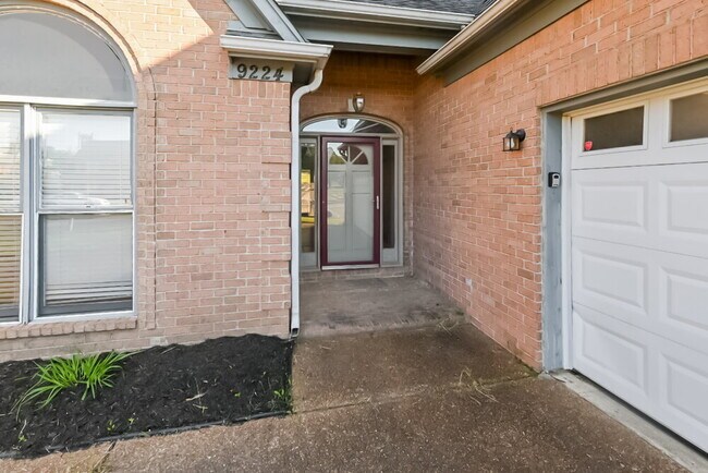 Foto del edificio - 9224 Chimneyrock Blvd.