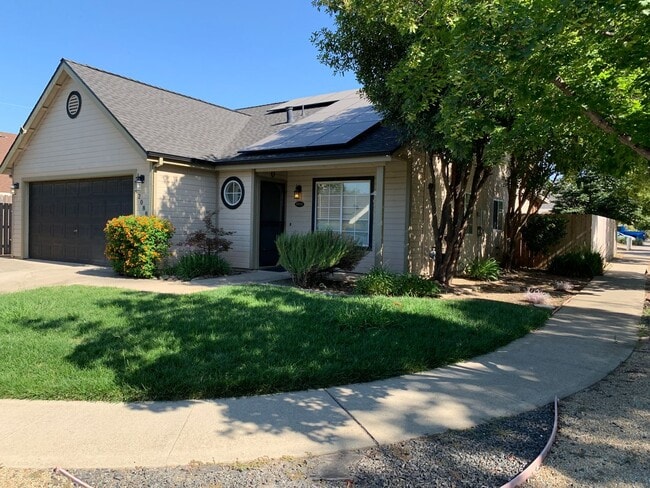 Building Photo - Updated 3 bedroom 2 bathroom close to Meri...