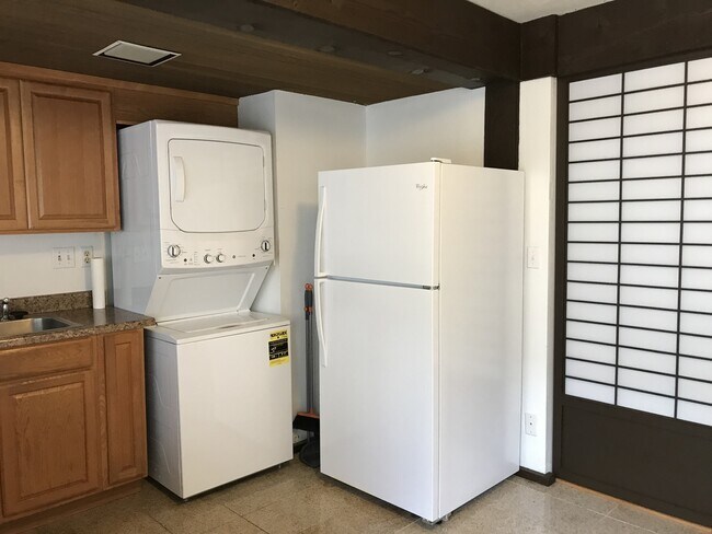 Building Photo - very nice 2/1.5/1  condo p/f