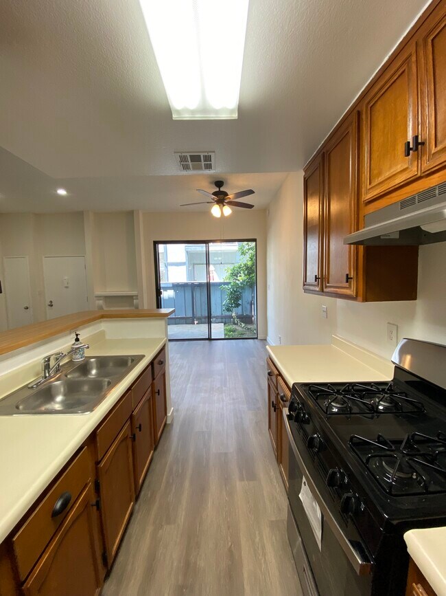 Foto del edificio - 14520 Plummer St