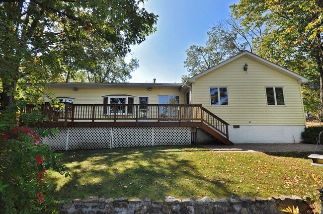Building Photo - 74 Upper Rainbow Tr