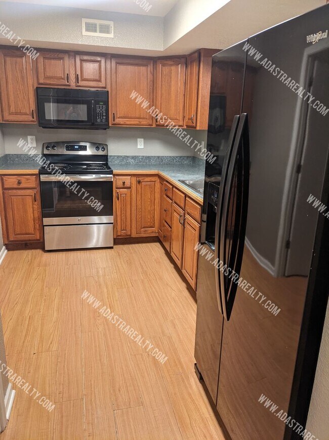 Foto del edificio - Beautiful and Spacious Basehor Townhome-Av...
