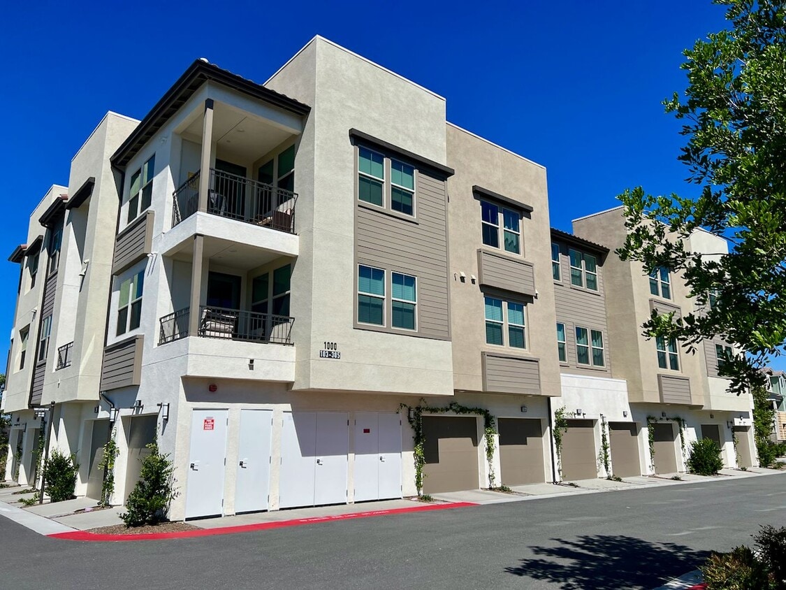Foto principal - 2 bed 2bath w/attached garage, Pet-friendl...
