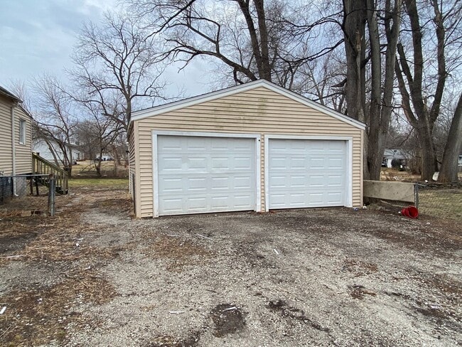 Building Photo - 4 Bedroom House