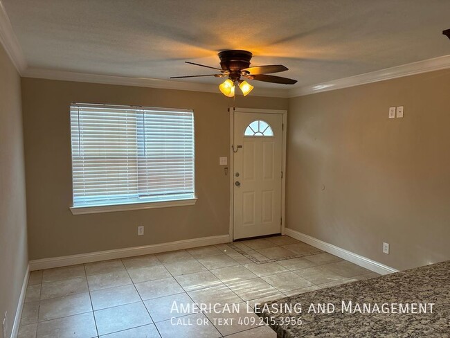 Building Photo - Updated 3 bed/1 bath Charmer located close...