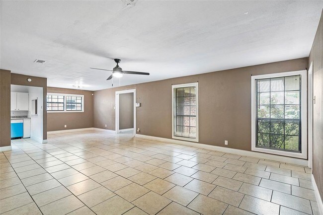 Foto del edificio - 4910 Honeysuckle Ln