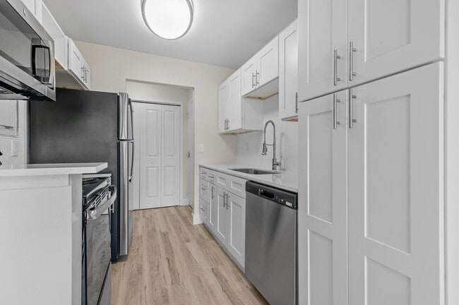 Building Photo - Sunnymede Apartments - Troy, MI