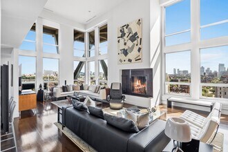 Building Photo - 360 Newbury St