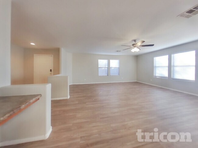 Foto del edificio - 39989 W Catherine Dr