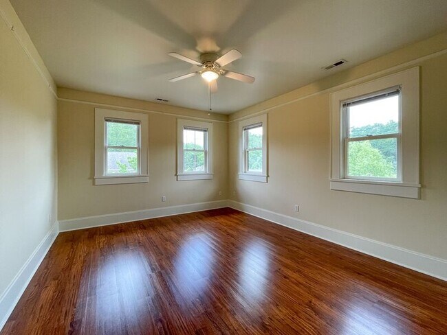 Foto del edificio - 56 Starnes Ave