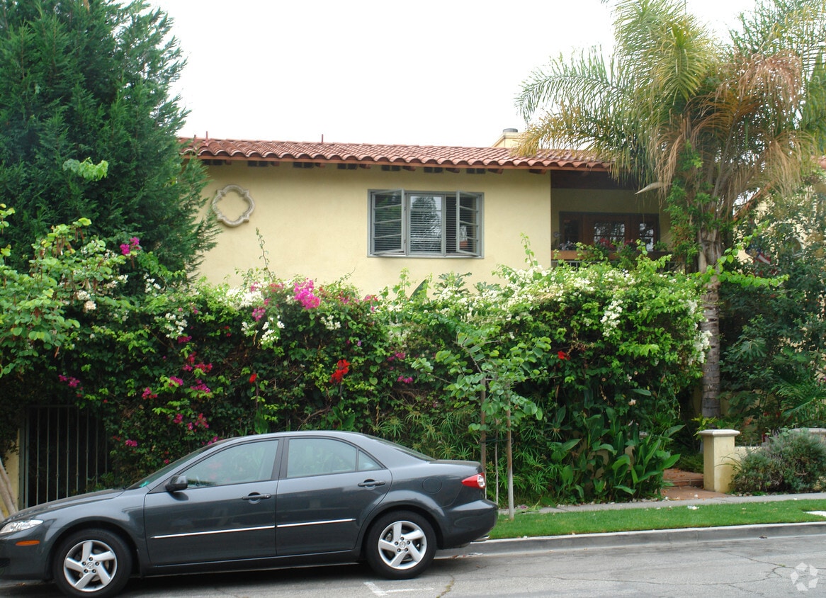 Building Photo - 853-855 Westbourne Dr