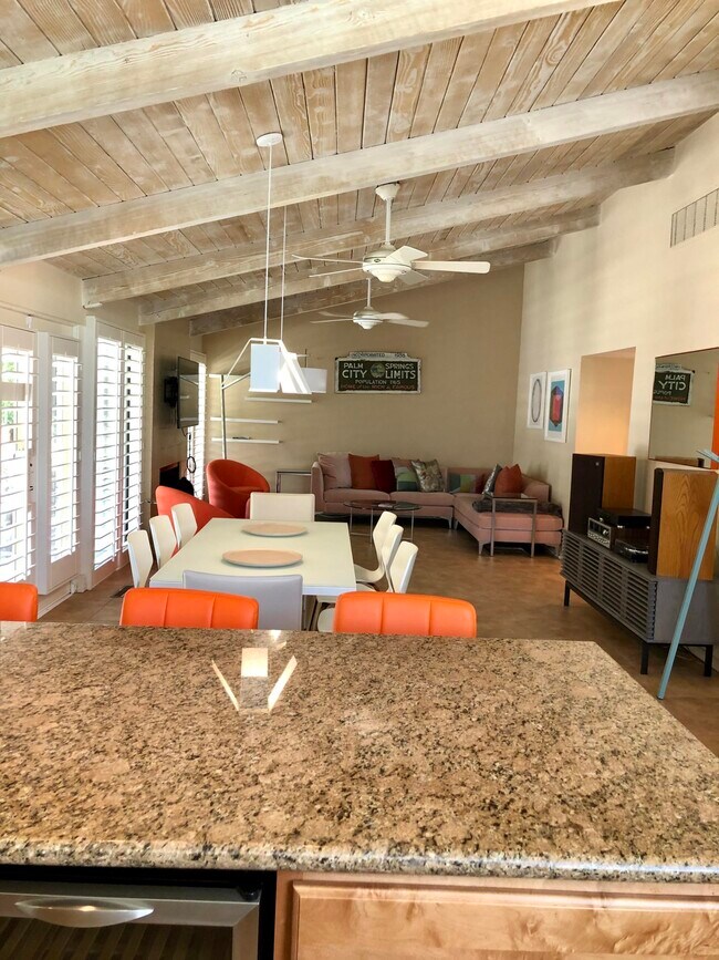 Foto del edificio - 965 E Twin Palms Dr