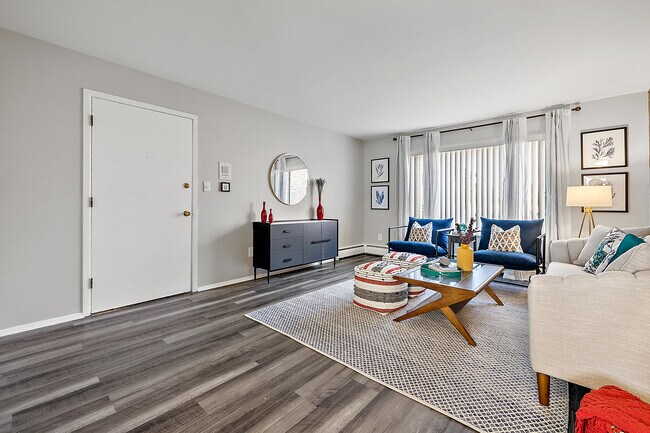 Foto del edificio - Cherry Hill Village Apartments - Dearborn Heights, MI