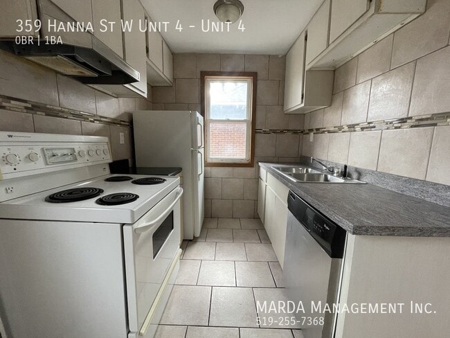 Building Photo - COZY BACHELOR IN 4-PLEX - DOWNTOWN PLUS HYDRO & GAS