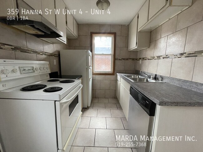 Photo du bâtiment - COZY BACHELOR IN 4-PLEX - DOWNTOWN PLUS HYDRO & GAS