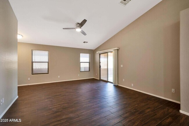 Building Photo - 1228 E Elm Rd