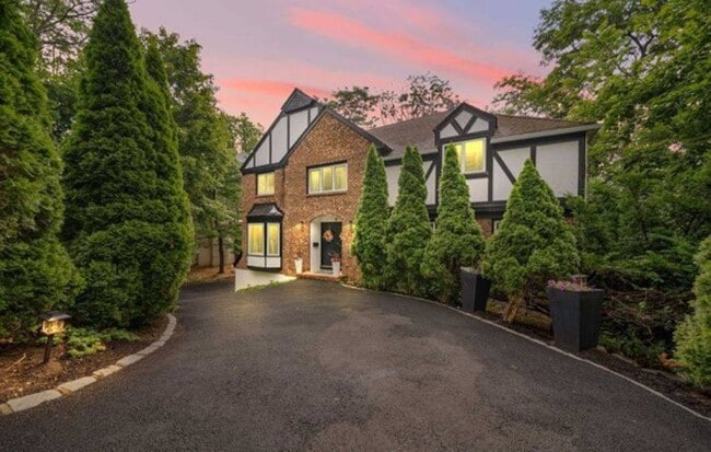 Building Photo - Stunning 4-bd, 2.5 bth property