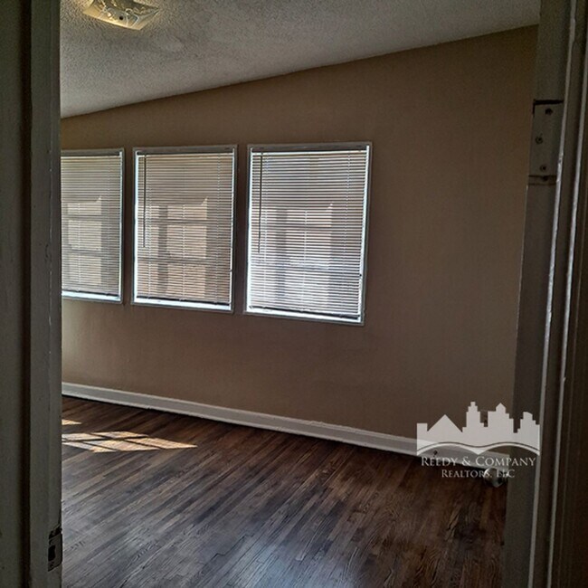 Foto del edificio - 1742 Brown Ave