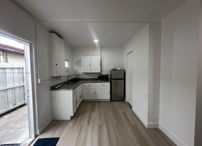 Foto del edificio - 6633 Coconut Dr