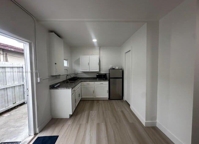 Building Photo - 6633 Coconut Dr
