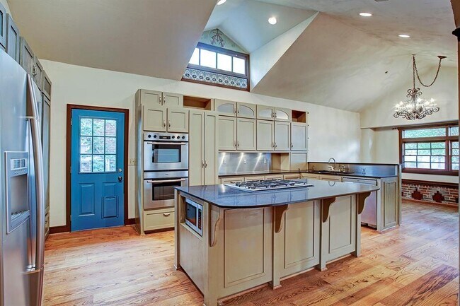 Building Photo - 1240 Peden St