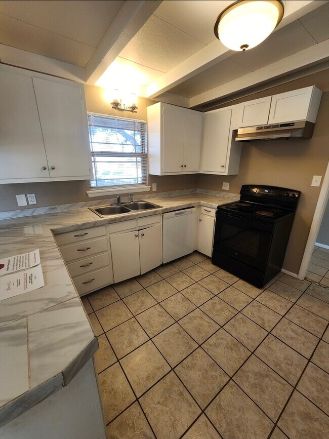 Foto del edificio - 3 bed 2 bath with 1 car carport