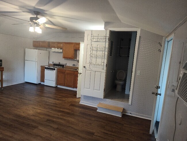 Foto del edificio - 683 Carlouetta Rd