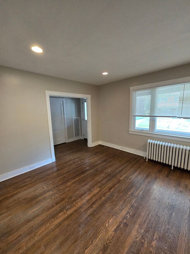 Foto del edificio - 327-329 Carnegie Pl.