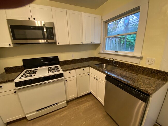 Building Photo - 208 Beakes