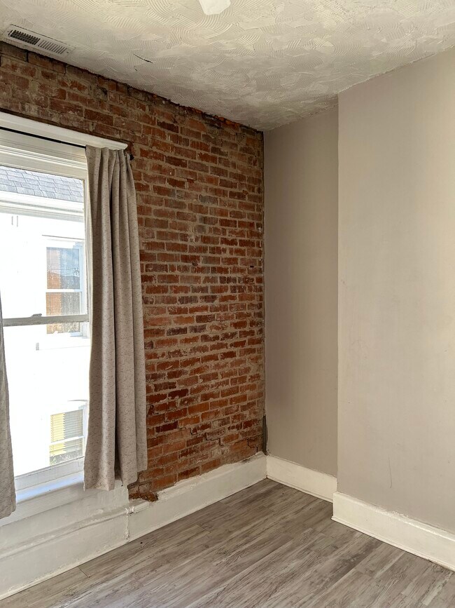 Building Photo - 852 Oak St