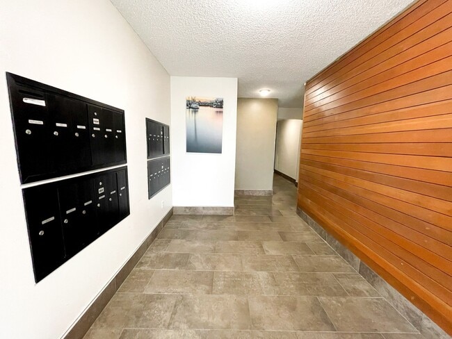 Building Photo - Spacious Renovated 2 Bed 1.5 Bath with Cor...